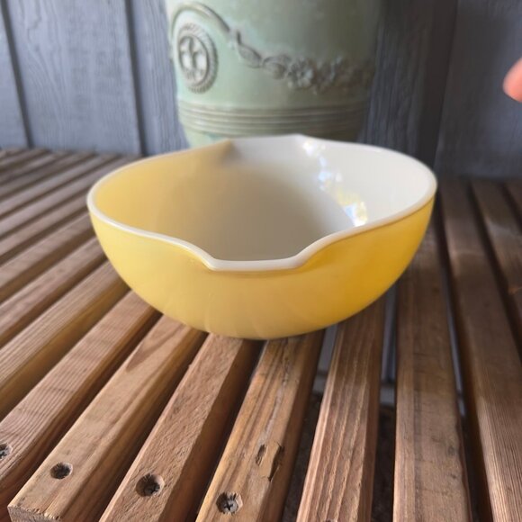 PYREX Vintage Butter Yellow Cinderella 2.5 QT Casserole Dish Handles Cooking - Picture 12 of 12